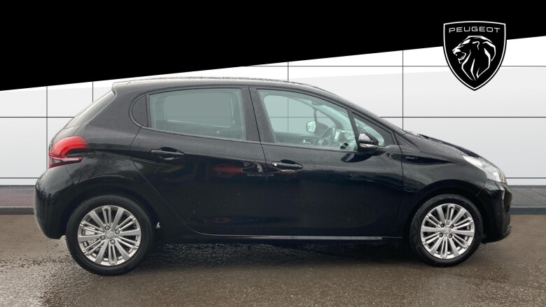 Peugeot 208 1.2 PureTech 82 Signature 5dr [Start Stop] Petrol Hatchback